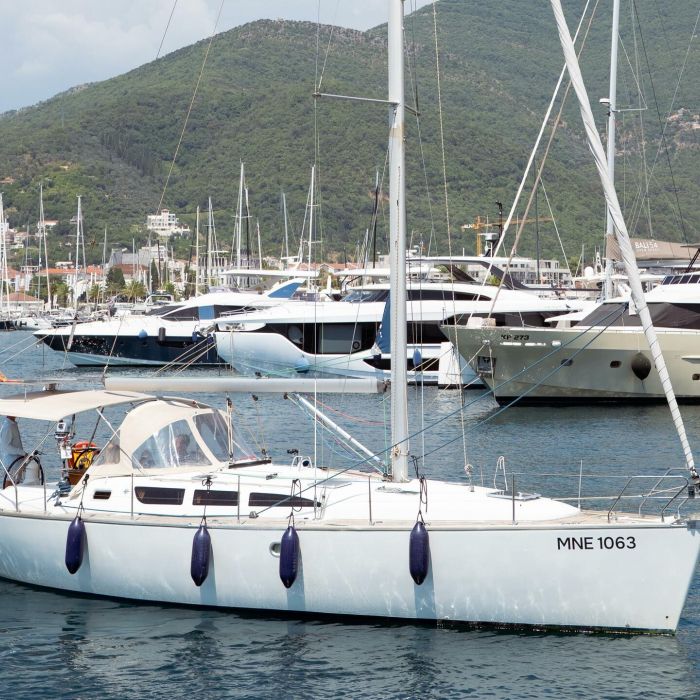 Azure | Sun Odyssey 40.3 photo 2